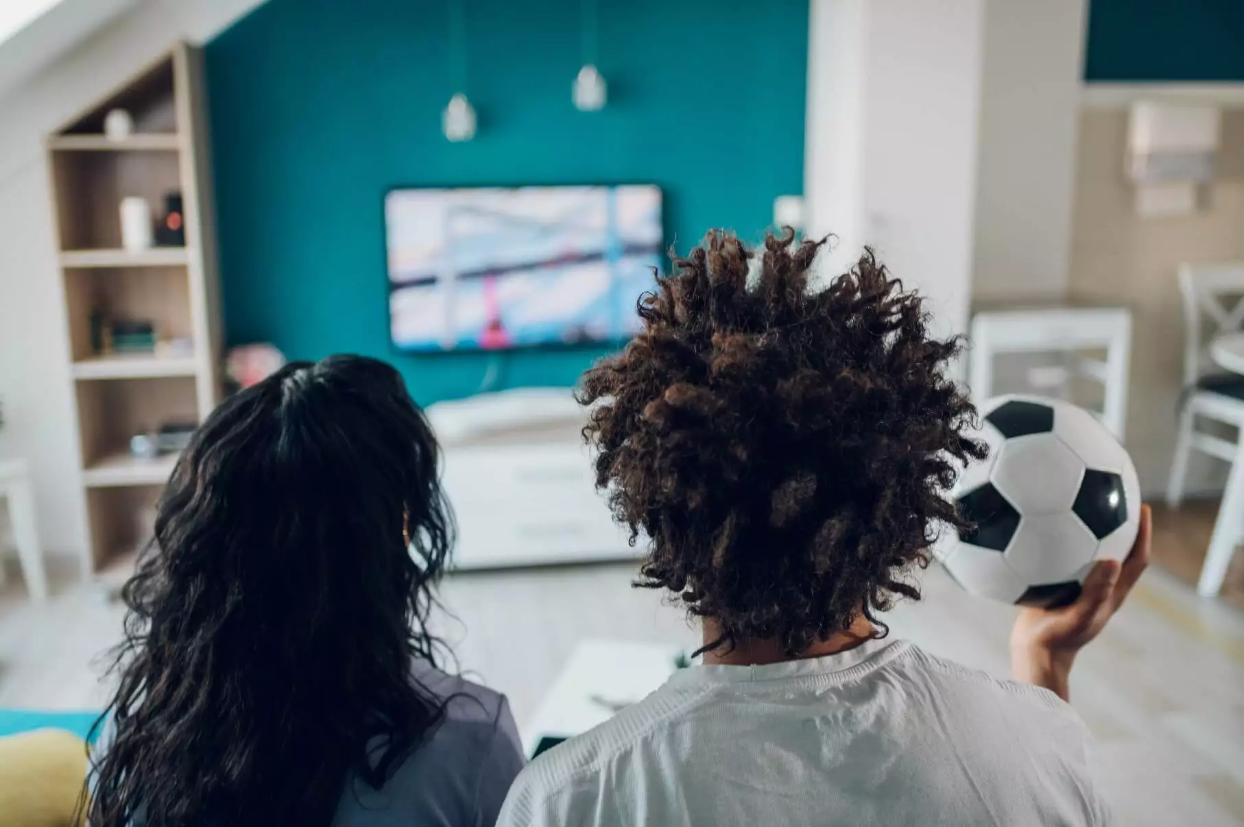 الفرق بين باقات نتفلكس وOSN في السعودية – هل تستحق السعر؟